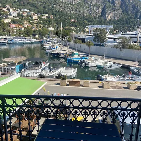 Surplombant Le Port De Sur *
